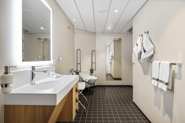 HX Hurtigruten Expeditions, MS Spitsbergen, Expedition Suite MX, Credit - Espen Mills 7.jpg